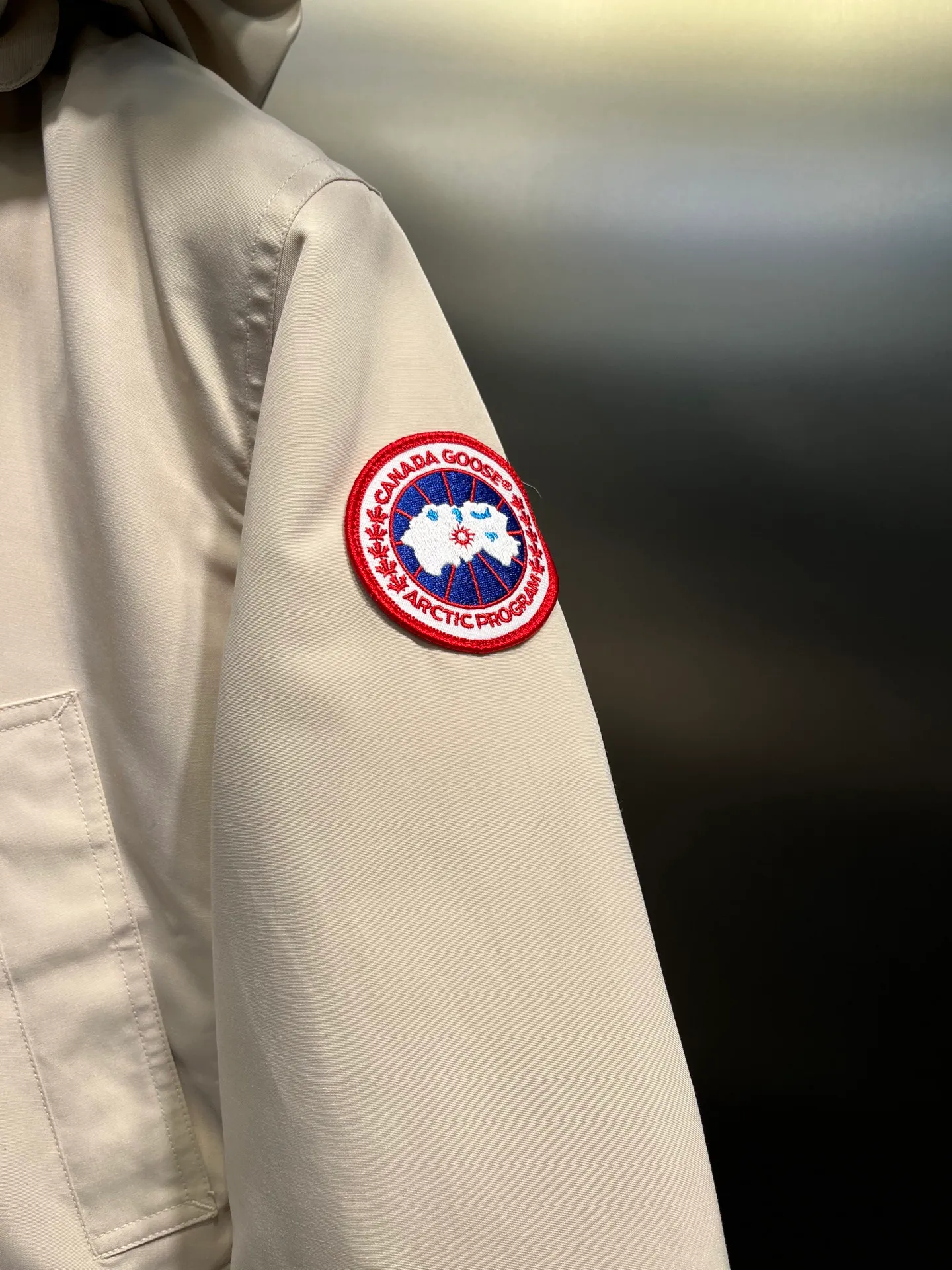 P840 Canada goose🌟 Canada Goose 07 models All in stock, 6 colors, I will never stop stocking this winter All original factory customization All details strictly required have been corrected since the beginning of this year Detachable fur collar! The workmanship and wiring are very straight! A big goose is enough for a winter. Size: 1. 90% white duck down from a conscientious manufacturer (some people brag about their own goose down, please search it on your own. Goose down is warmer and less fluffy than duck down, so good down jackets are all white duck down. There is no such thing as white goose down) 2. Upgraded fabrics with moderate hardness, waterproof, windproof and anti-fouling (Arctic Tech fabrics imported from South Korea are not comparable to fabrics dyed by some small workshops) 3. YKK No. 10 authentic zippers (Japanese customized YKK zipper, silky smooth, not stuck, officially designated) 4. Western Canadian wolf hair (Wolf hair is divided into eastern, central, and western. Western wolf hair is light in color, dense, and has good thermal insulation effect. It is the genuine Canada Goose grade) Let’s analyze and explain some details of the production 1. First, sew the liner and then fill it with down (some small factories and small workshops first fill it with down and then sew) Why? The technology is not up to par and the hardware conditions are not enough! ! ! For this step alone, we need to spend more time and money. 2. Filling the inner tank with down. We are all down filling machines to ensure that the down weight of each pill is the same. There is a video (small factory, small workshop is stuffed by hand). Why? The hardware conditions are not enough. A machine costs more than 100,000 yuan. Small factories simply cannot buy it. This means that the weight of the down in each liner cannot be guaranteed, and the warmth of high-end down jackets cannot be guaranteed. 3. For the needles of the sewing machine, we all use the top-notch No. 7 needles (small factories all use No. 10 needles). The finer the needle, the finer the needle eye, which reduces the risk of velvet and velvet running. 4. Wolf fur collar We are all spliced in whole or in large pieces (small factories mostly use broken pieces) The warmth retention of wolf fur is very good, but the splicing of scraps cannot guarantee the warmth. Color: Black, white, gray camouflage, sci-fi blue camouflage, green camouflage, sky blue, dark blue, cool gray, red. Professional Canada goose producers, we are enough this winter! We would like to sincerely thank everyone who buys our down jackets!  size：xs-xl